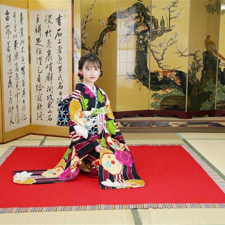 オリジナル着物を着付けするモデル写真